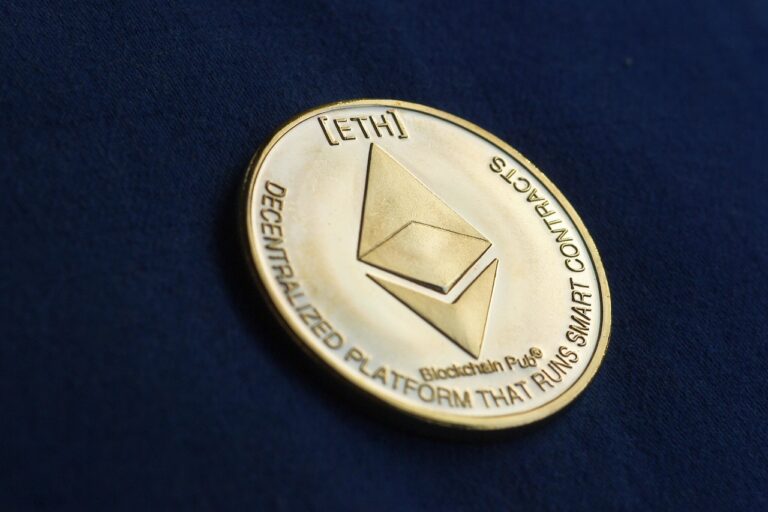 Ethereum-Institutionen-kaufen-ETFs-waehrend-der-Kurs-faellt
