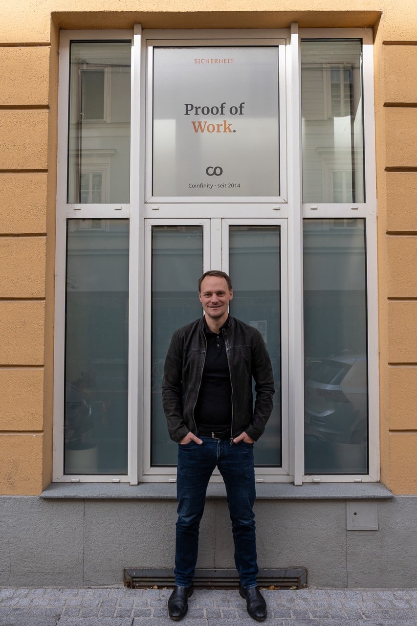 Raimund Ortner vor dem Coinfinity Büro